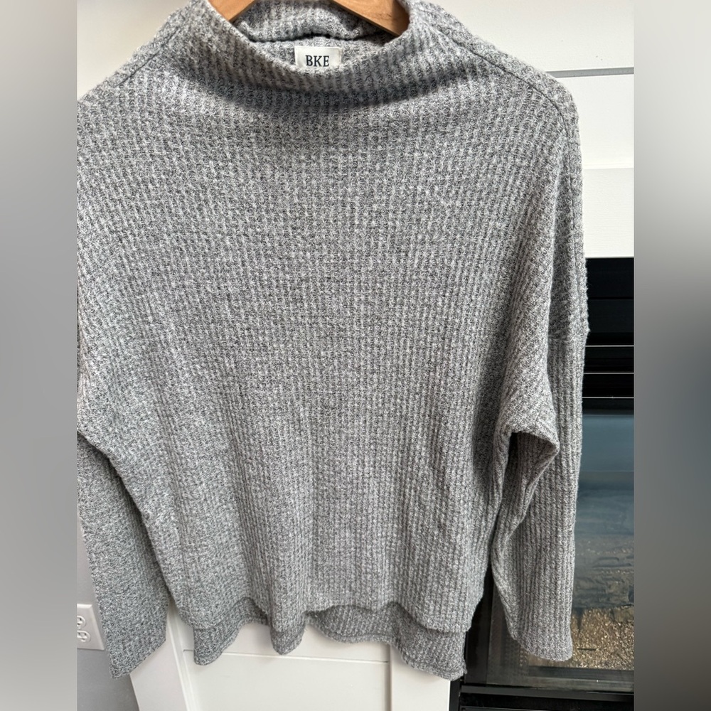 BKE Gray Women's light weight crewneck blouse. Basic essential size Small